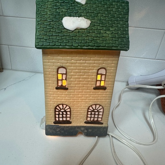 Dickens collectibles hand-painted porcelain lighted Tavern house - Picture 2 of 4